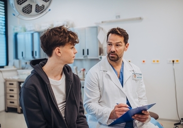 Jeunes patients sous traitement: comment assurer une transition réussie vers les services de santé pour adultes?