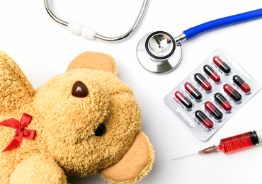 Kinderen laten knuffels onderzoeken in Teddy Bear Hospital