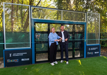 Jan Vertonghen inaugure un mur de frappe interactif dans un hôpital anversois