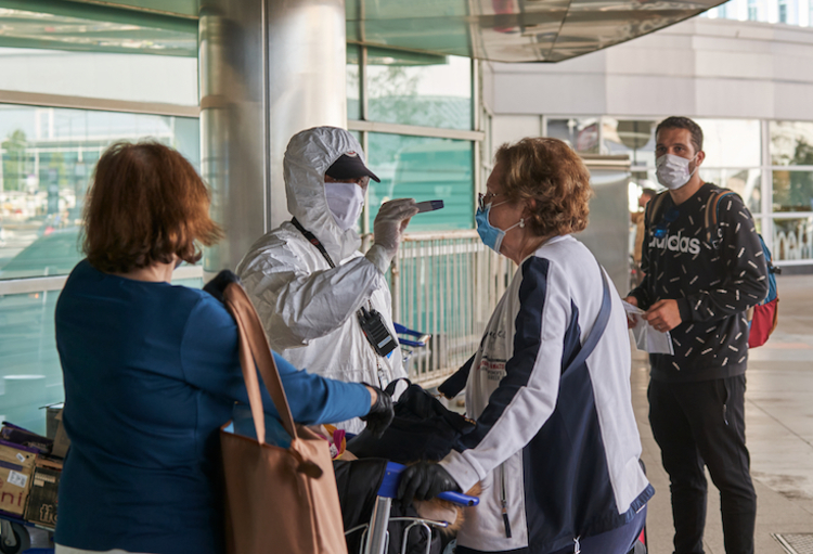 "Wie drie keer meer dan 38 graden koorts heeft, krijgt geen toegang tot