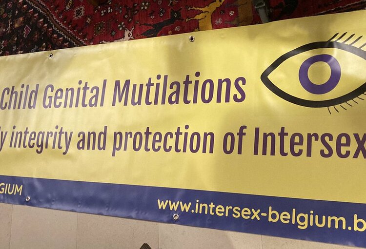 Manifestation Devant L Hôpital Des Enfants Contre Les Mutilations Des Intersexués Le Spécialiste