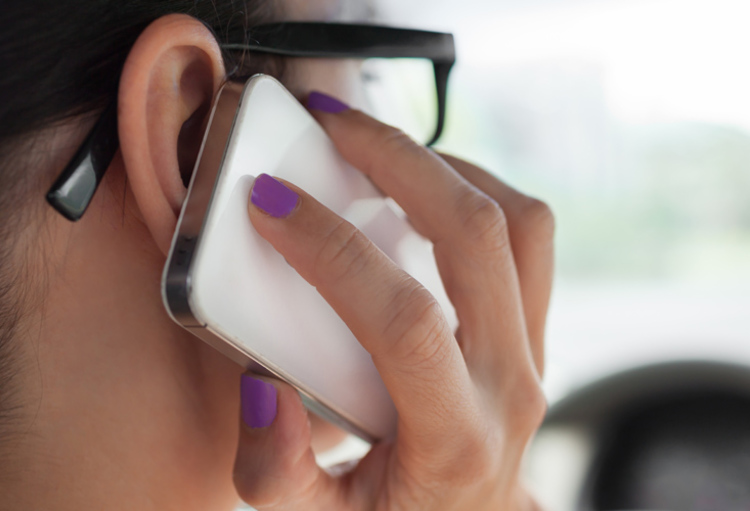 Santé : pourquoi téléphoner avec son smartphone à l'oreille est