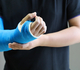 Immobilisation des fractures en motte de beurre du poignet chez les enfants